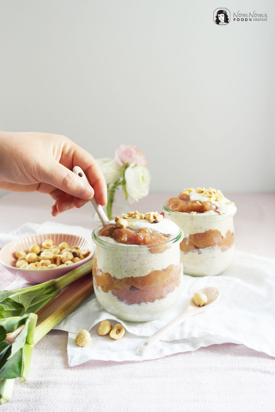 Vanille-Rhabarber-Overnight-Oats mit Haselnüssen