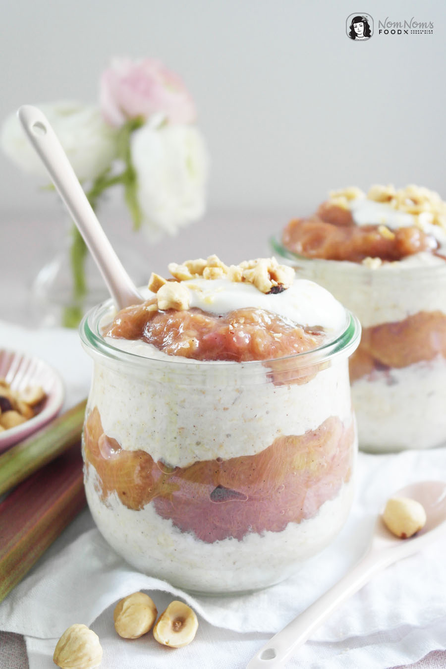 Vanille-Rhabarber-Overnight-Oats mit Haselnüssen