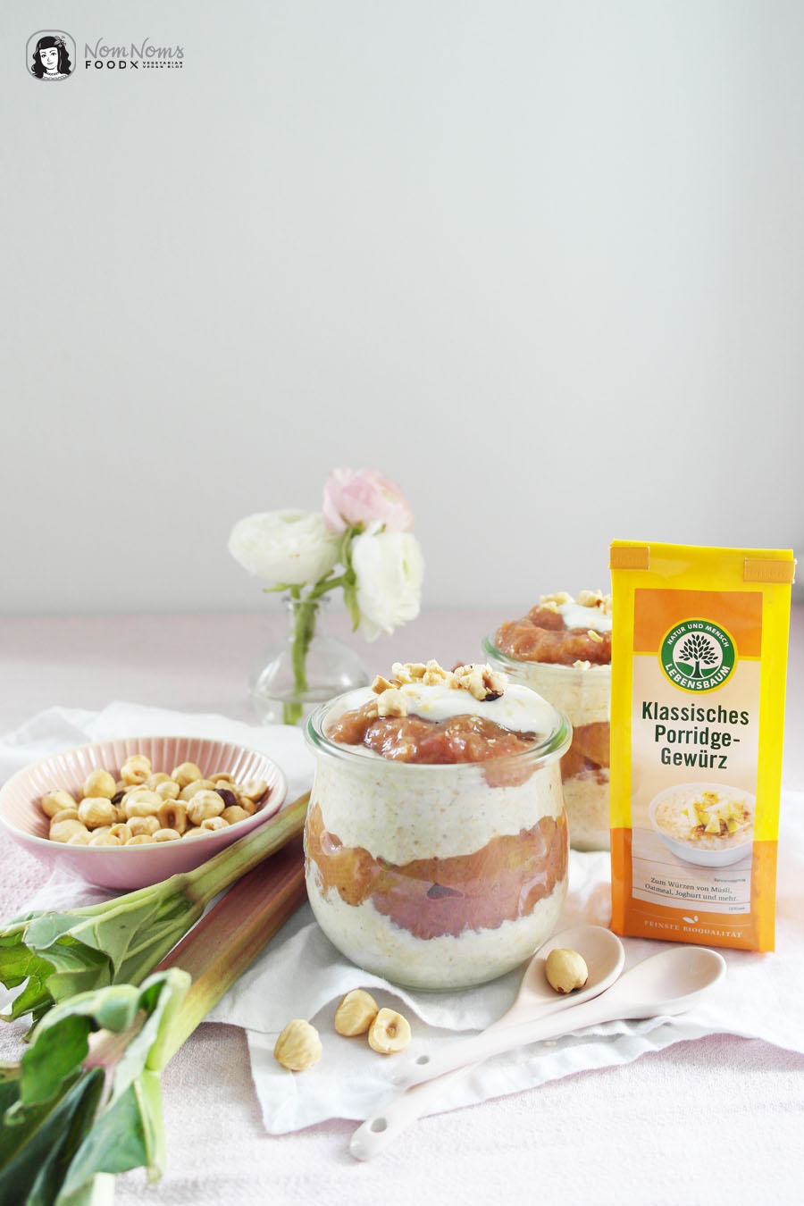 Vanille-Rhabarber-Overnight-Oats mit Haselnüssen