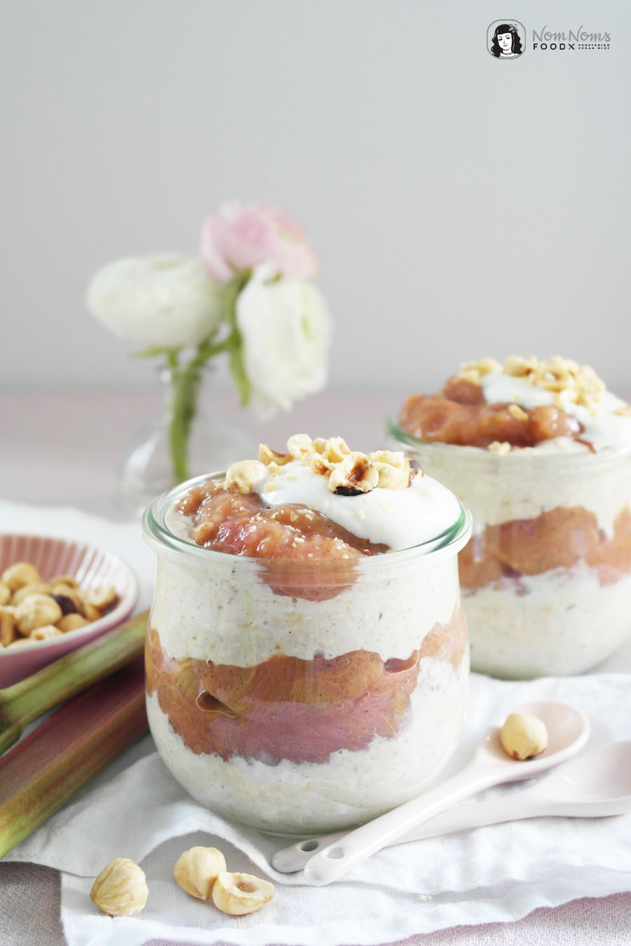 Vanille-Rhabarber-Overnight-Oats mit Haselnüssen