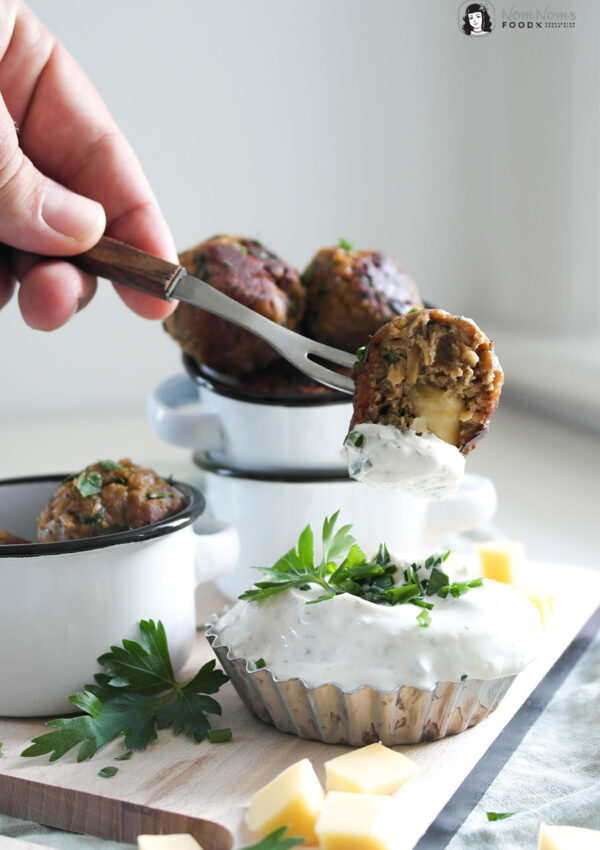 Vegetarische Frühlingskräuter-Käse-Mini-Frikadellen mit frischem Frühlingskräuter-Dip ❤