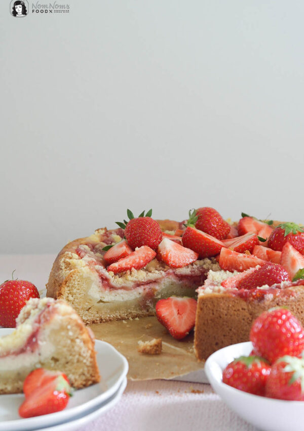 Erdbeer-Rührkuchen mit Käsekuchen-Schicht und Streuseln