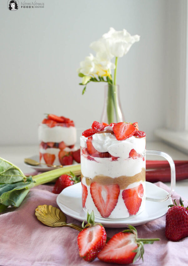 Schnelles cremiges Erdbeer-Rhabarber-Sahne-Quark-Dessert ❤