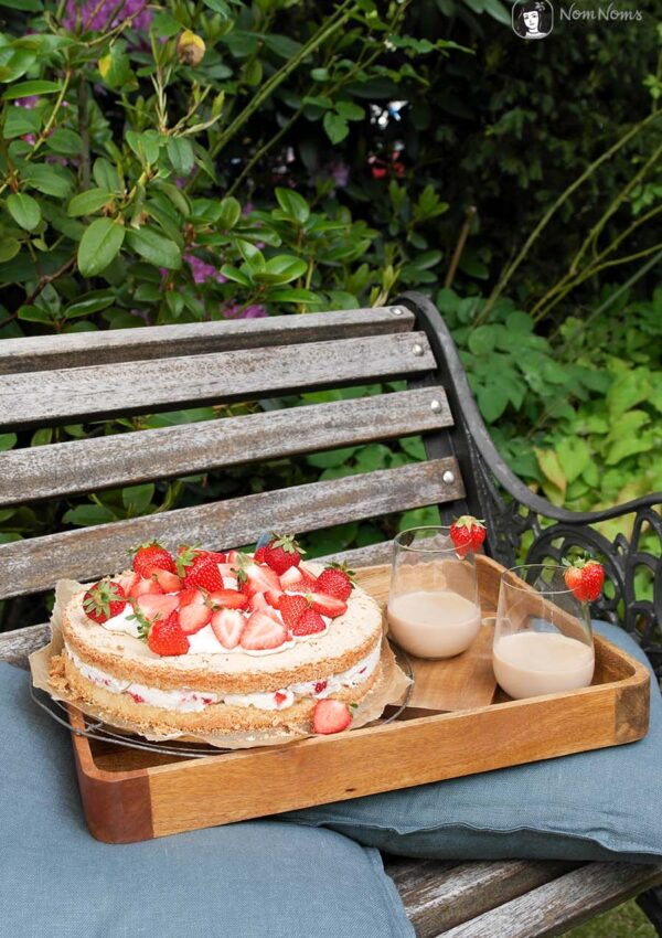 Amarula-Erdbeerkuchen mit Amarula-Erdbeer-Creme und Biskuitboden