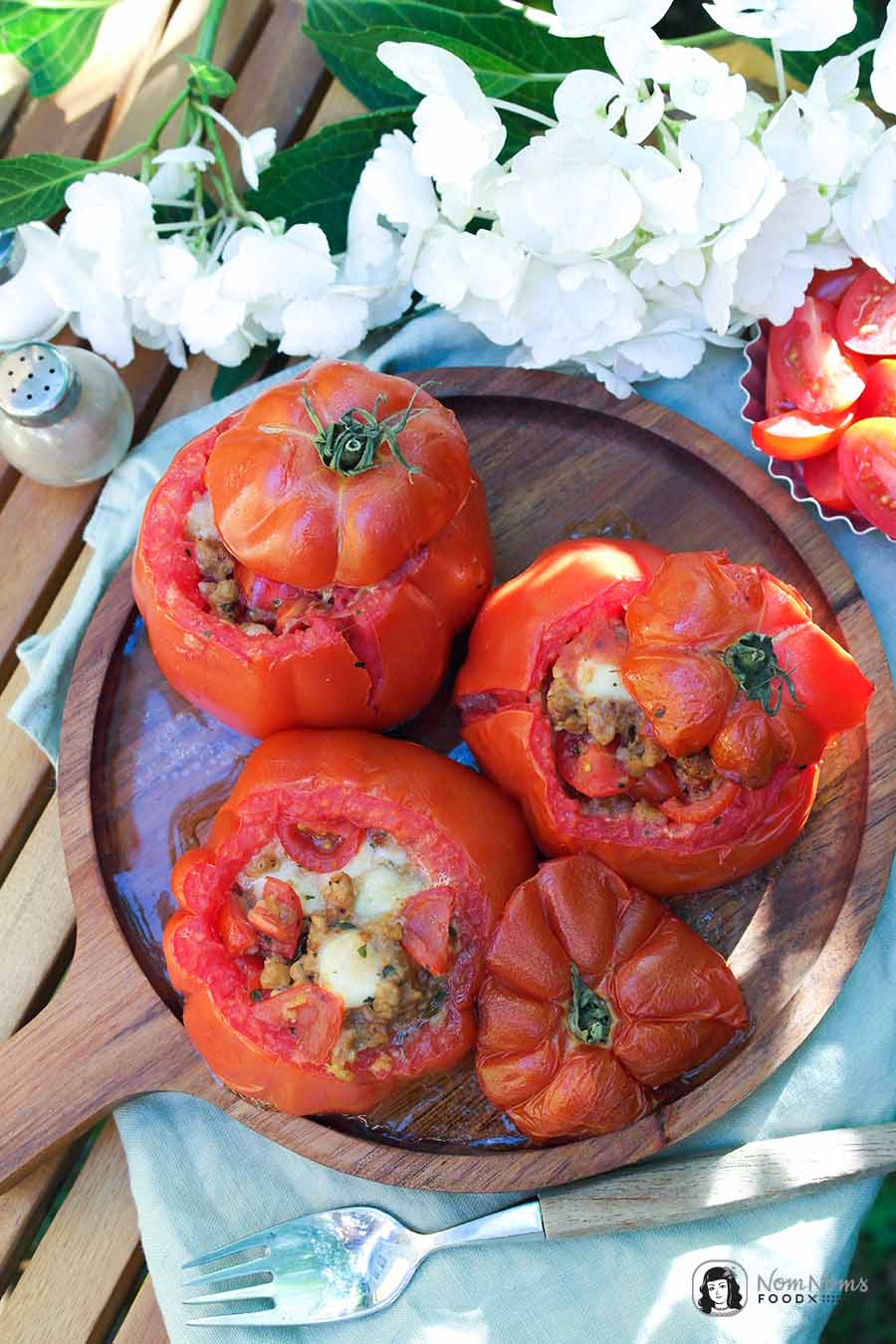 Grill-Tomate mit vegetarischer Hack-Tomaten-Käse-Füllung