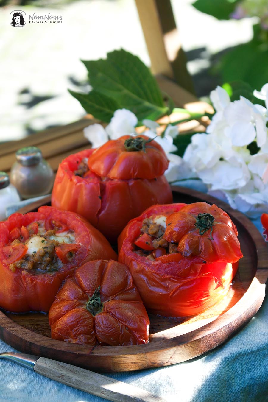 Grill-Tomate mit vegetarischer Hack-Tomaten-Käse-Füllung