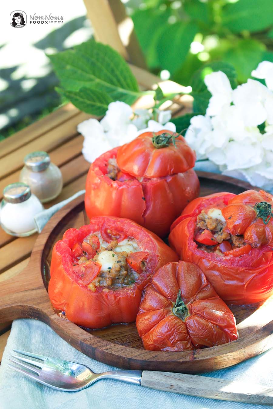 Grill-Tomate mit vegetarischer Hack-Tomaten-Käse-Füllung