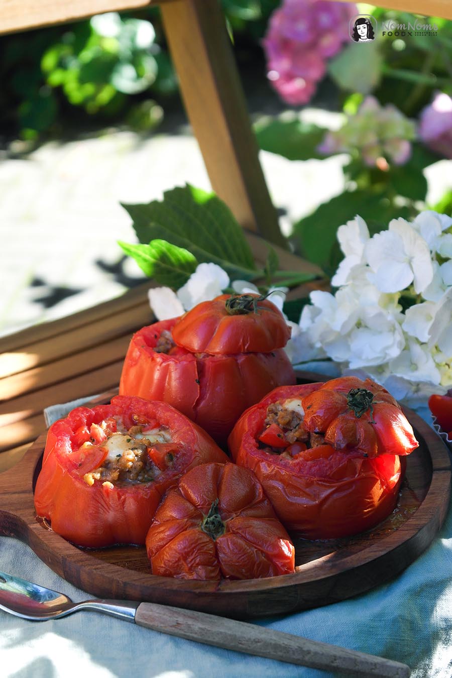Grill-Tomate mit vegetarischer Hack-Tomaten-Käse-Füllung
