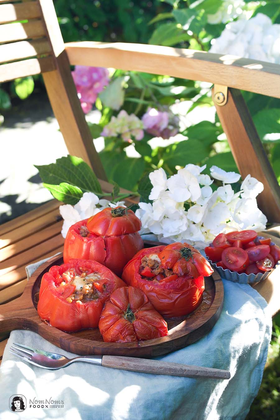 Grill-Tomate mit vegetarischer Hack-Tomaten-Käse-Füllung