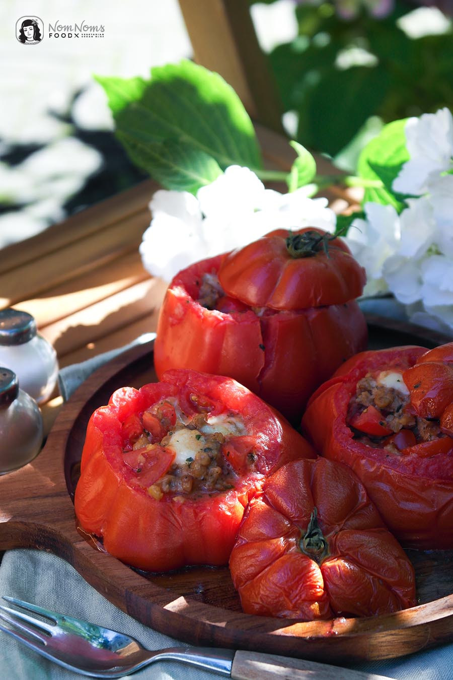 Grill-Tomate mit vegetarischer Hack-Tomaten-Käse-Füllung