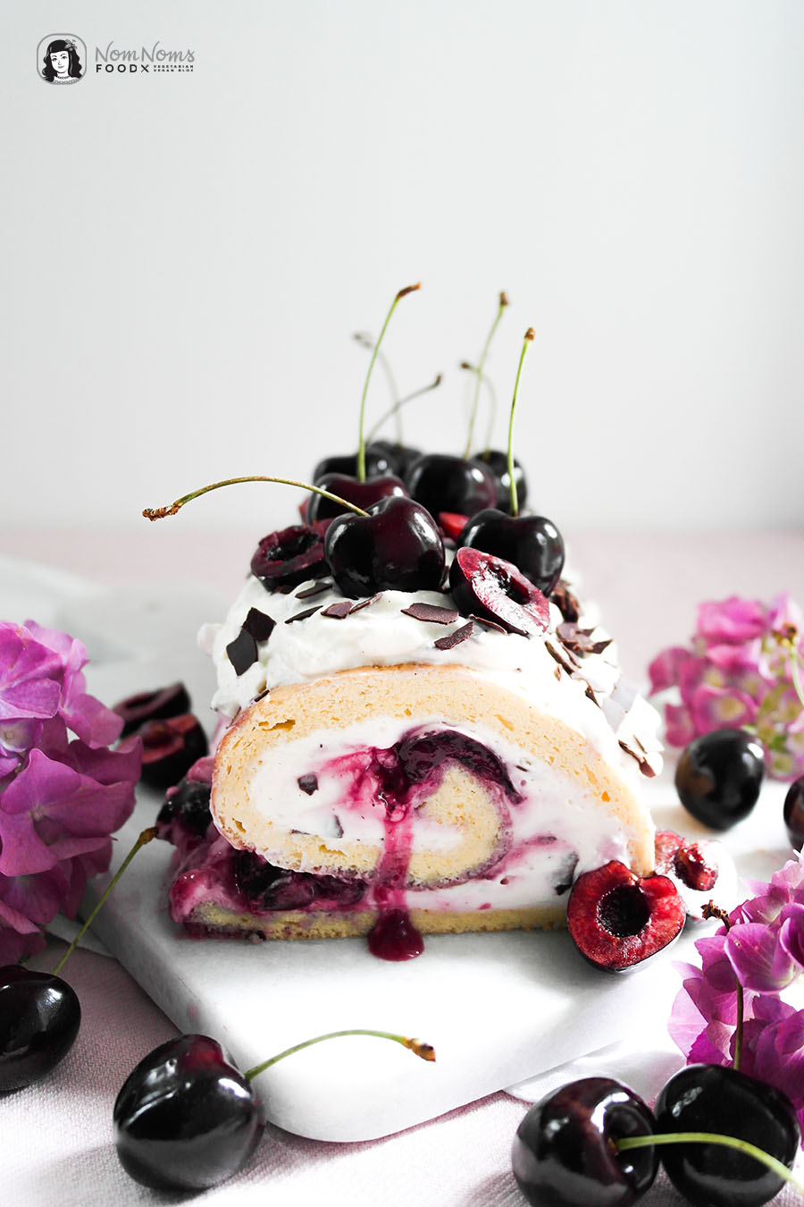 Kirsch-Käsekuchen-Biskuitrolle mit Schokolade