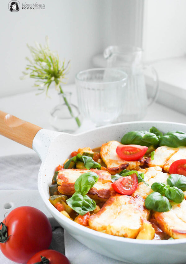 Orientalisch würziges Tomaten-Zucchini-Gemüse mit gebackenem Halloumi ❤