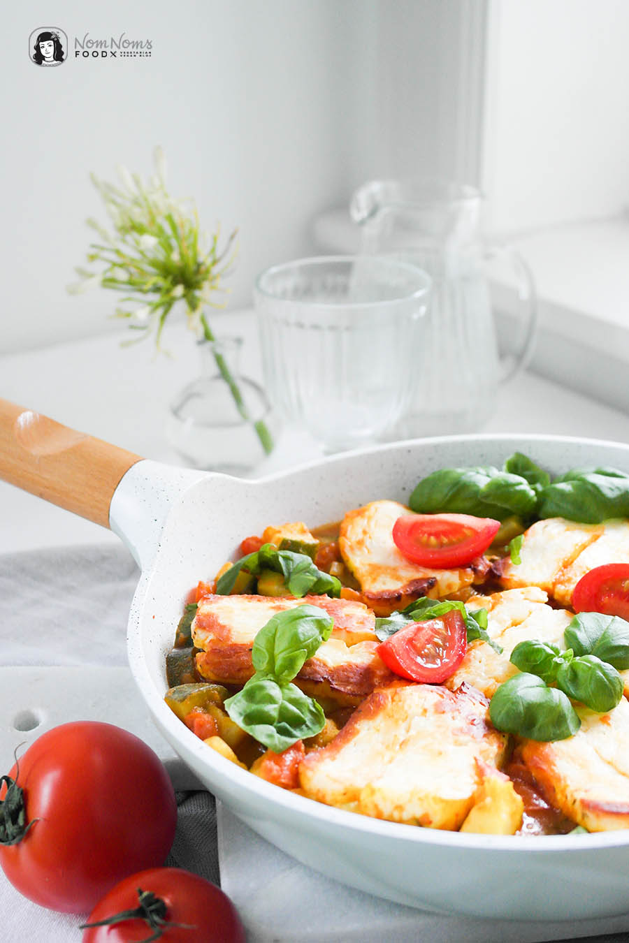 Orientalisch würziges Tomaten-Zucchini-Gemüse mit gebackenem Halloumi