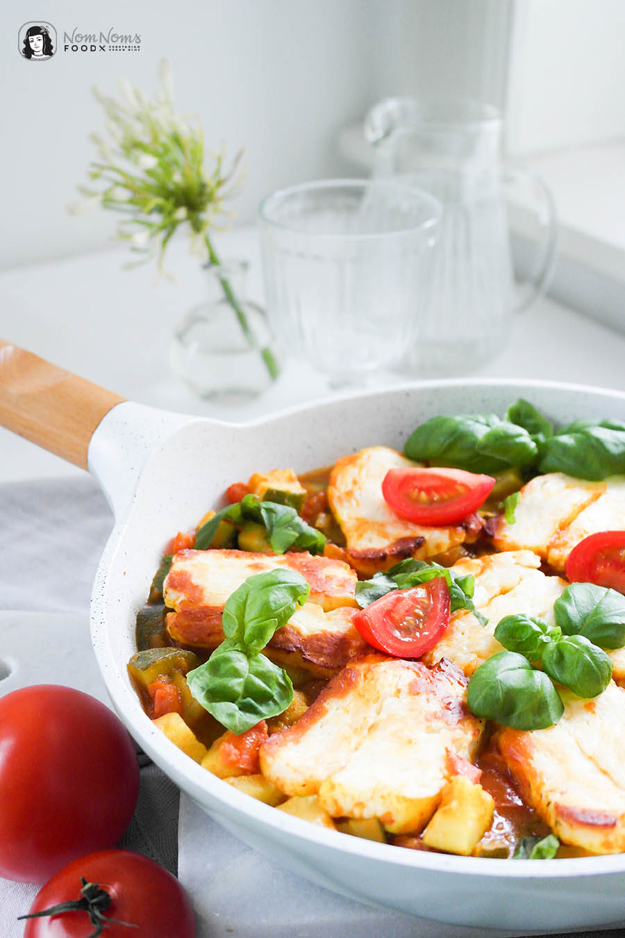 Orientalisch würziges Tomaten-Zucchini-Gemüse mit gebackenem Halloumi