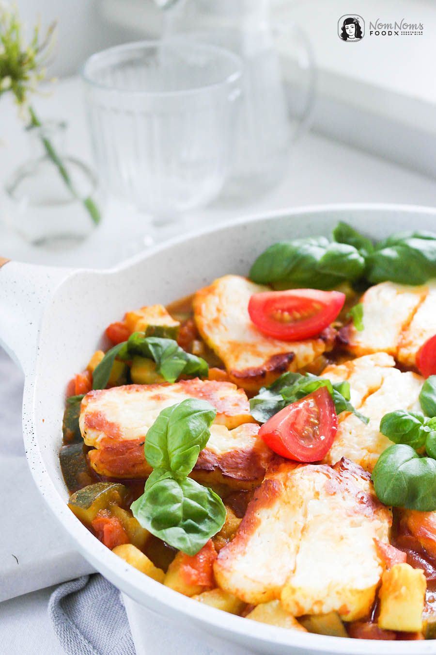 Orientalisch würziges Tomaten-Zucchini-Gemüse mit gebackenem Halloumi