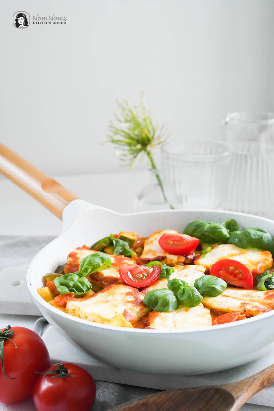 Orientalisch würziges Tomaten-Zucchini-Gemüse mit gebackenem Halloumi