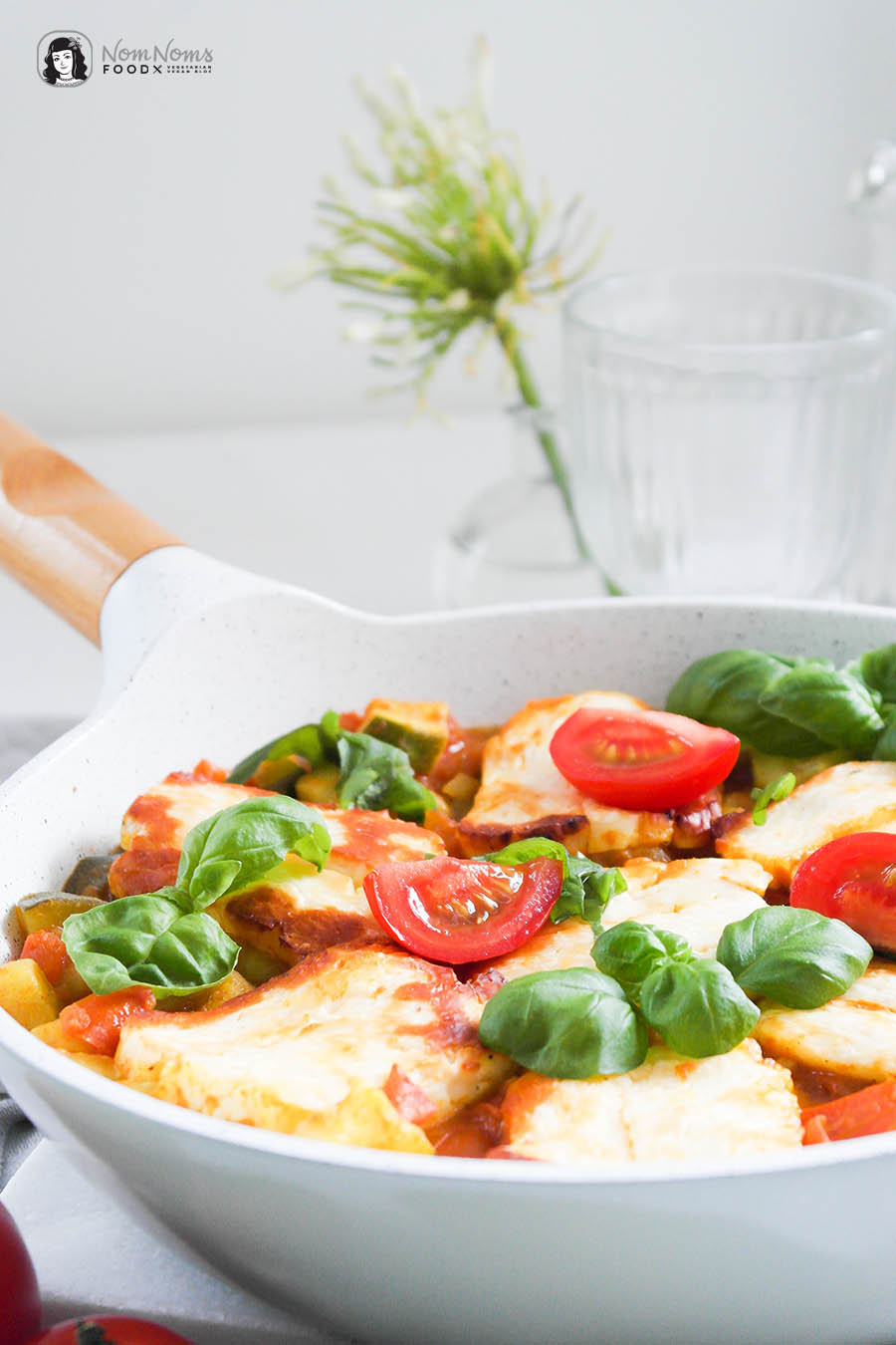 Orientalisch würziges Tomaten-Zucchini-Gemüse mit gebackenem Halloumi