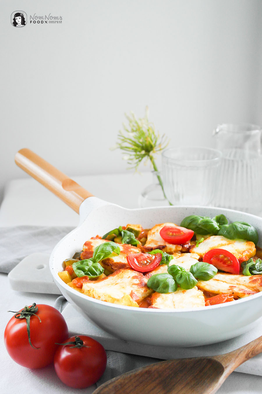 Orientalisch würziges Tomaten-Zucchini-Gemüse mit gebackenem Halloumi