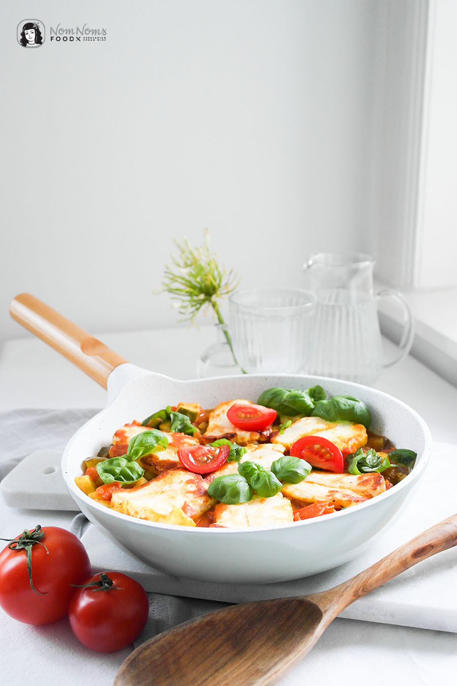 Orientalisch würziges Tomaten-Zucchini-Gemüse mit gebackenem Halloumi