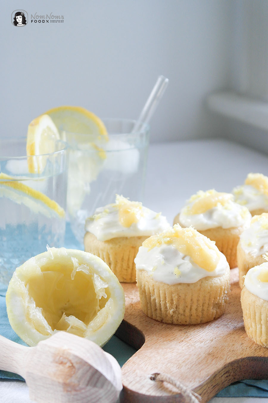 Zitronen-Cupcakes mit Mango-Curd-Füllung und Zitronen-Frischkäse-Frosting