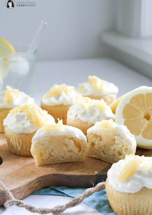 Zitronen-Cupcakes mit Mango-Curd-Füllung und Zitronen-Frischkäse-Frosting ❤