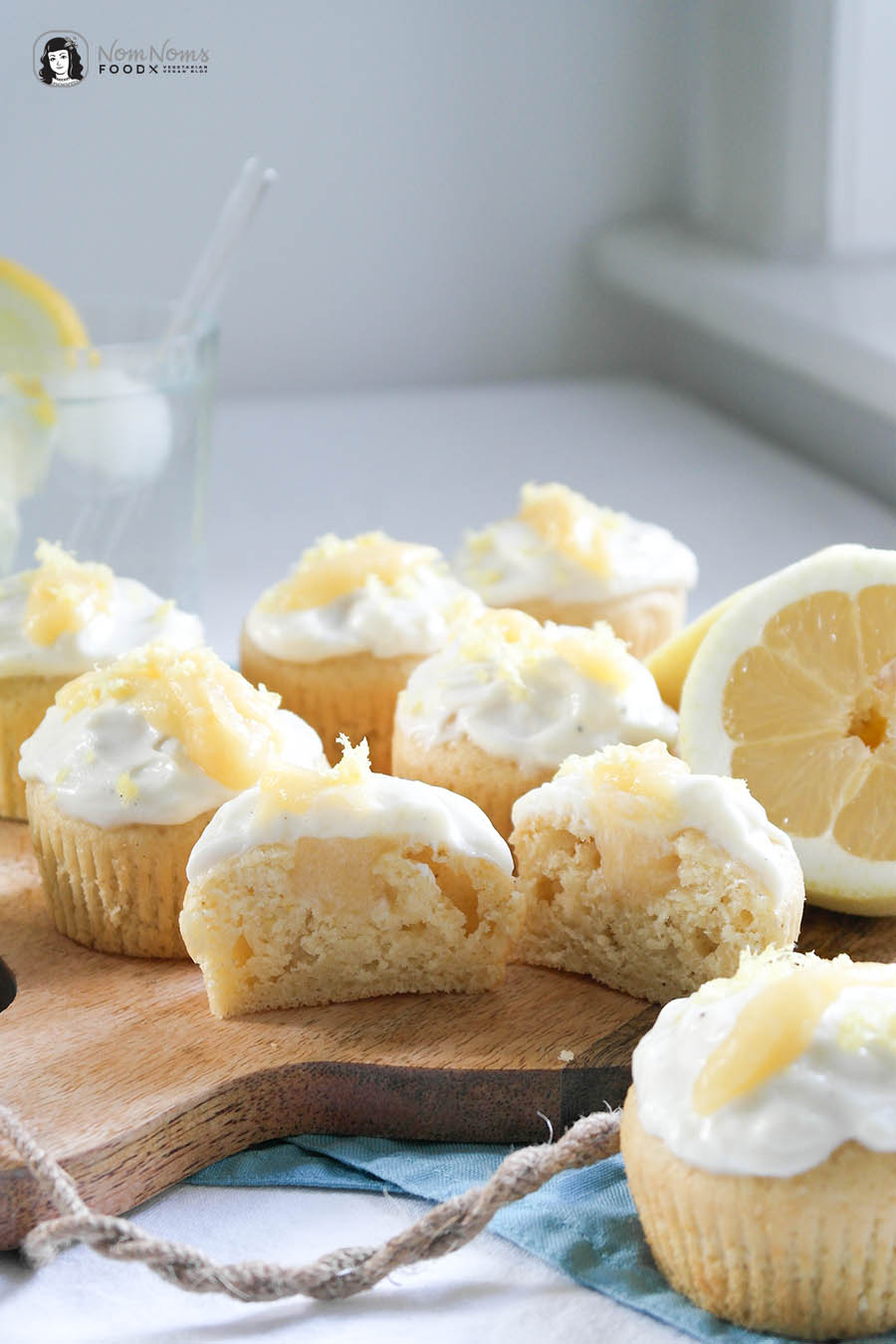 Zitronen-Cupcakes mit Mango-Curd-Füllung und Zitronen-Frischkäse-Frosting