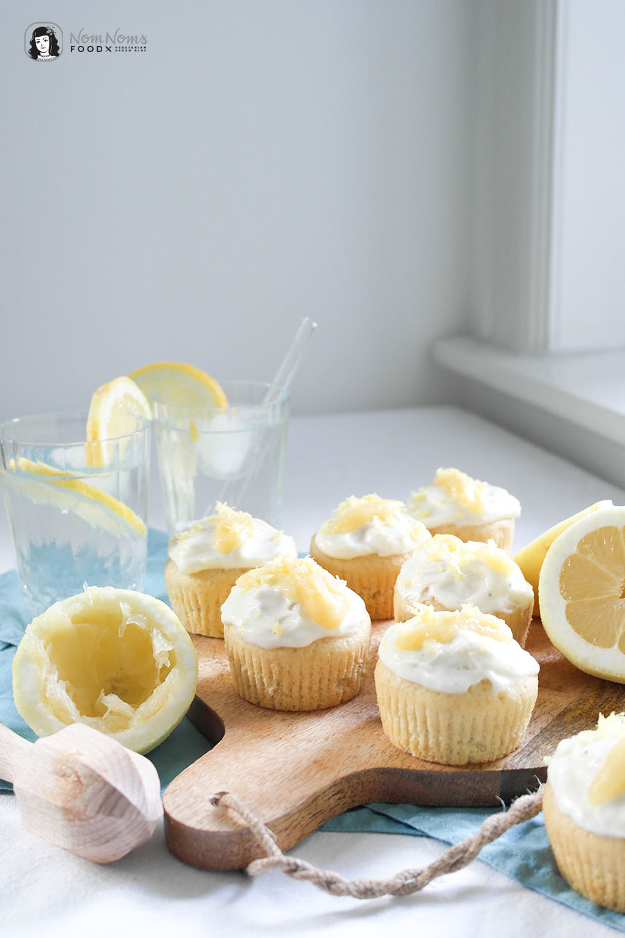 Zitronen-Cupcakes mit Mango-Curd-Füllung und Zitronen-Frischkäse-Frosting