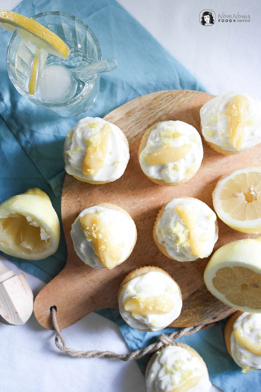 Zitronen-Cupcakes mit Mango-Curd-Füllung und Zitronen-Frischkäse-Frosting