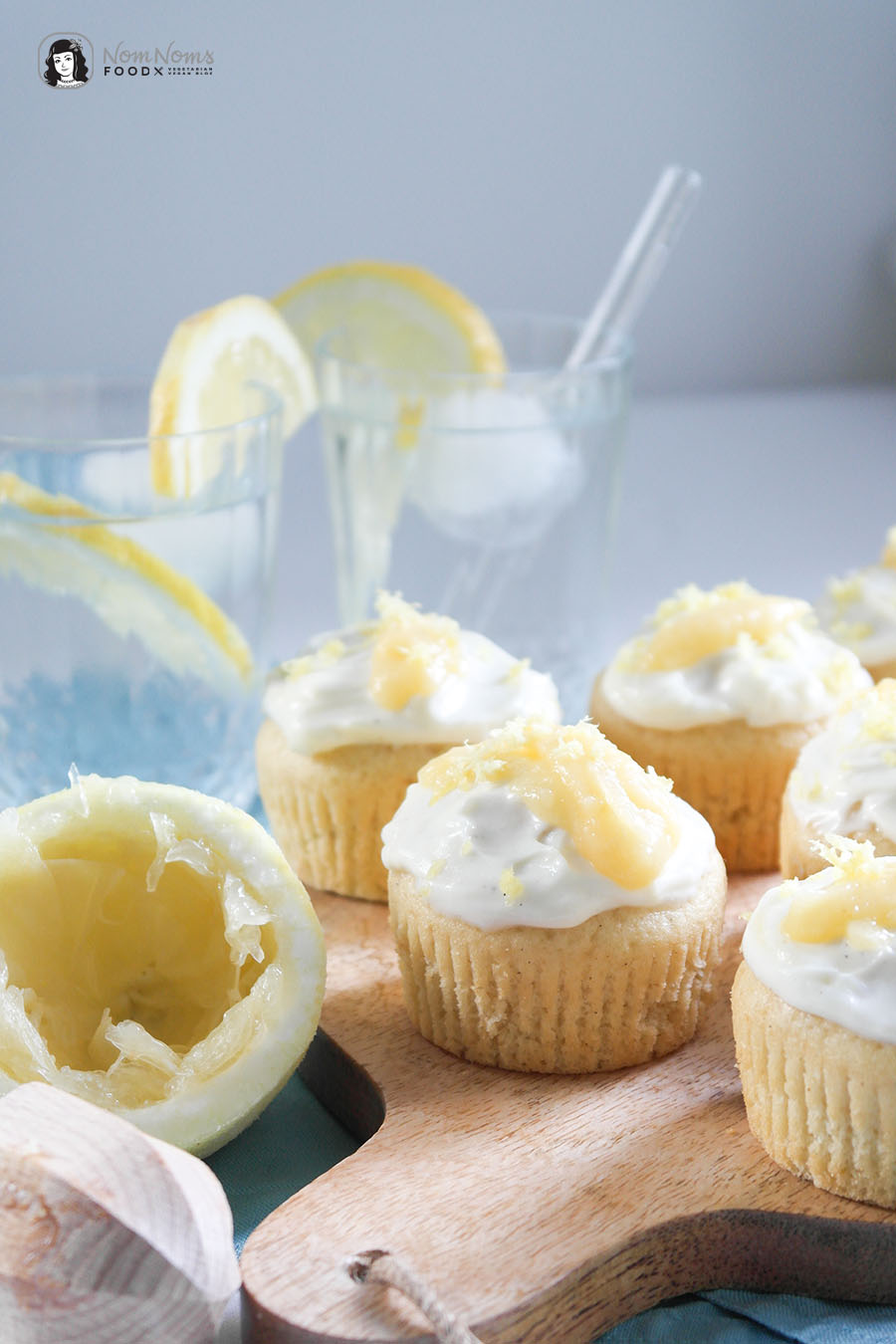 Zitronen-Cupcakes mit Mango-Curd-Füllung und Zitronen-Frischkäse-Frosting