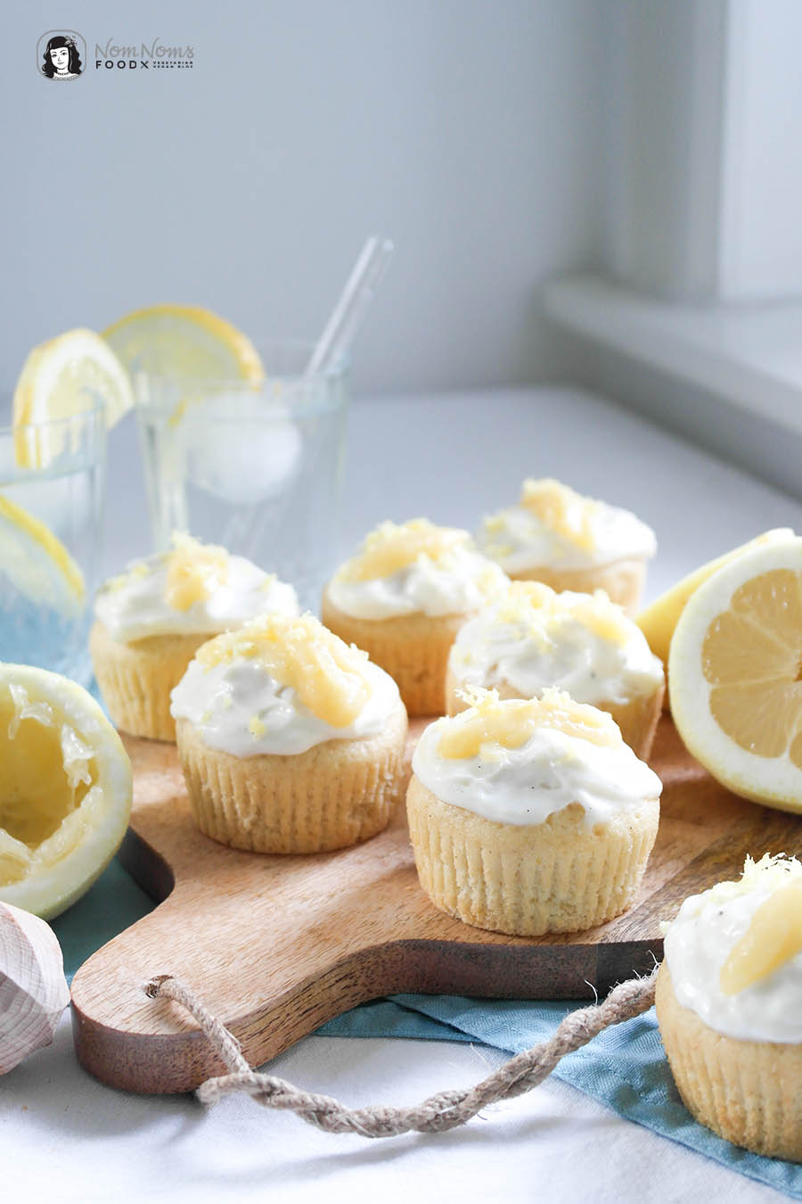 Zitronen-Cupcakes mit Mango-Curd-Füllung und Zitronen-Frischkäse-Frosting