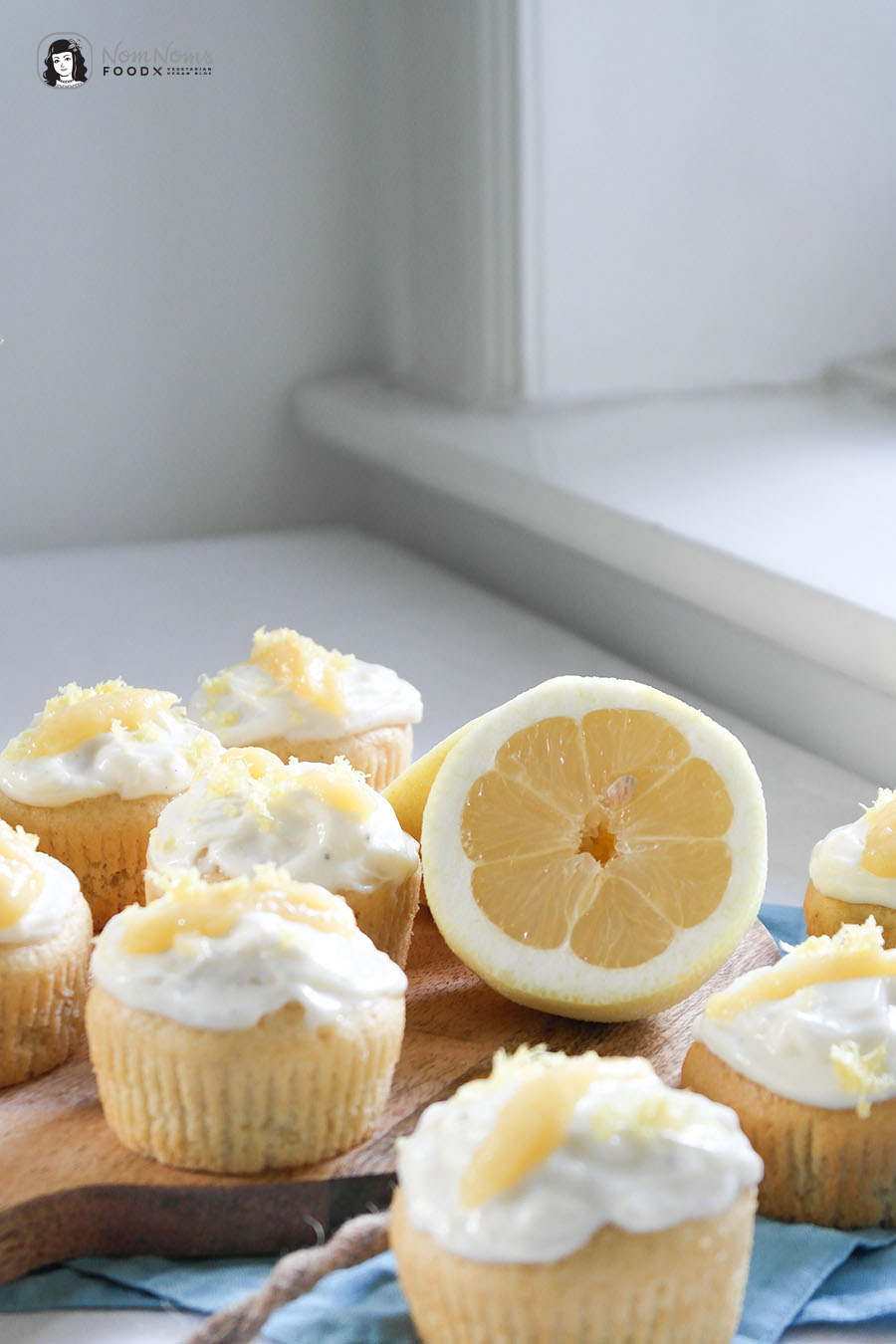 Zitronen-Cupcakes mit Mango-Curd-Füllung und Zitronen-Frischkäse-Frosting