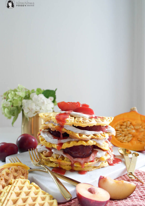 Kürbis-Waffel-Torte mit veganer Crème fraîche, Zimtcreme und Pflaumen-Kompott ❤