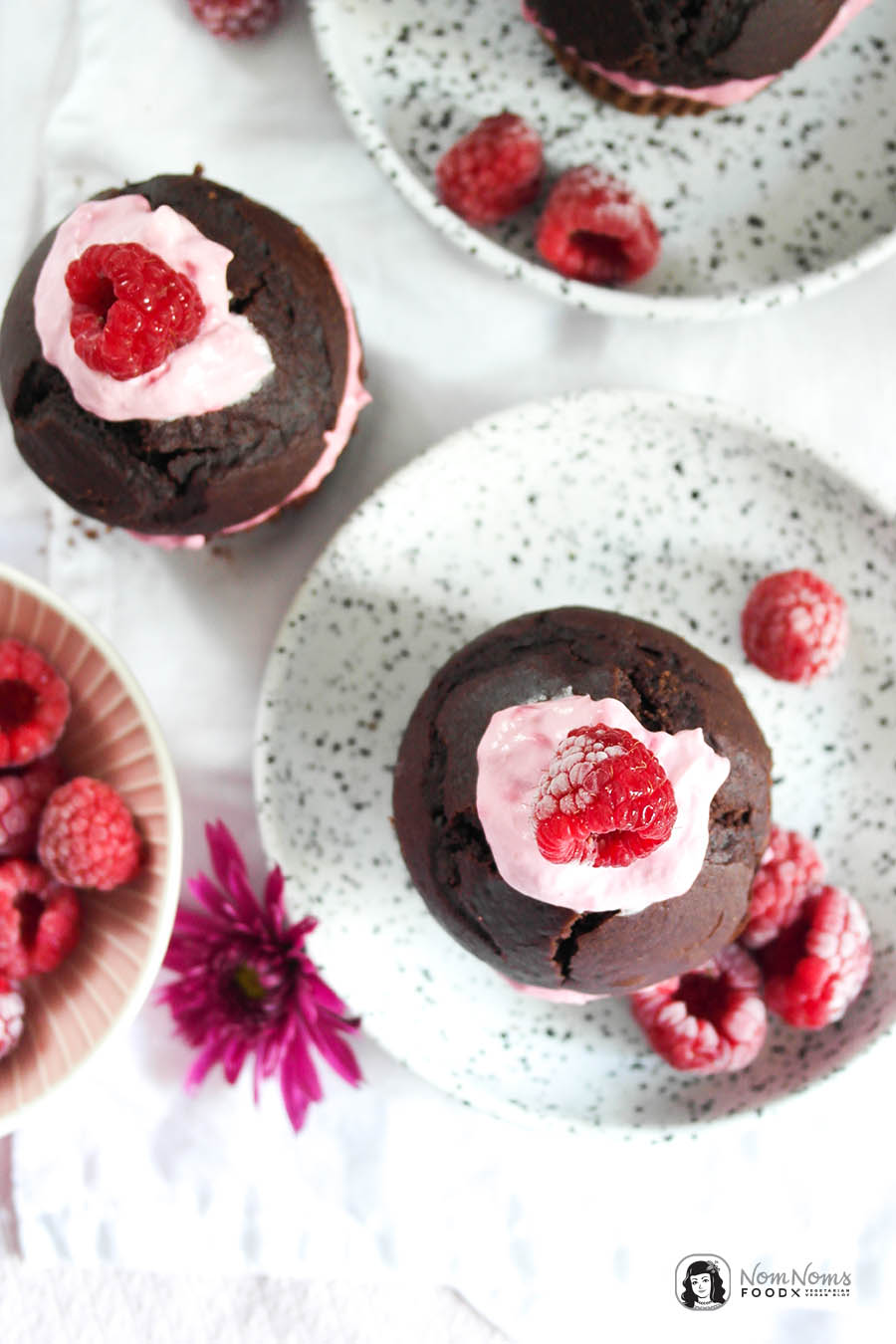 Gesündere und zuckerfreie Schokoladen-Muffins mit Himbeer-Frischkäse-Füllung Welt Diabetes Tag World Diabetes Day Diabetiker Freundlich