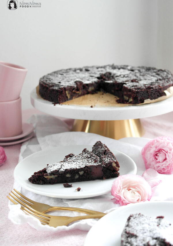 Veganer Brownie-Kuchen mit Pekannüssen und Schokoladen-Ganache-Pfützen ❤