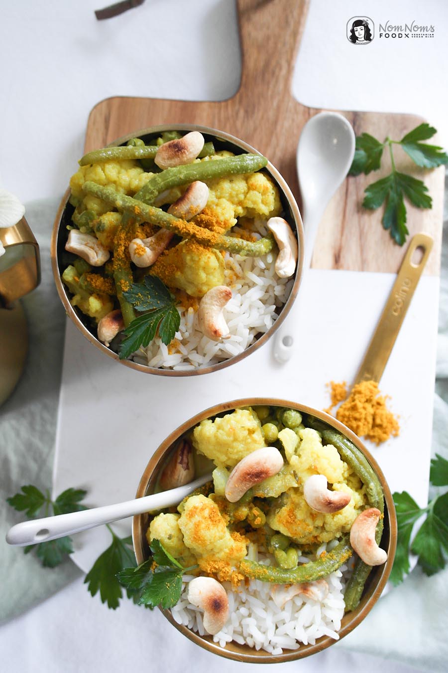 Veganuary Veganuar Veganes Blumenkohl-Curry mit Erbsen und grünen Bohnen