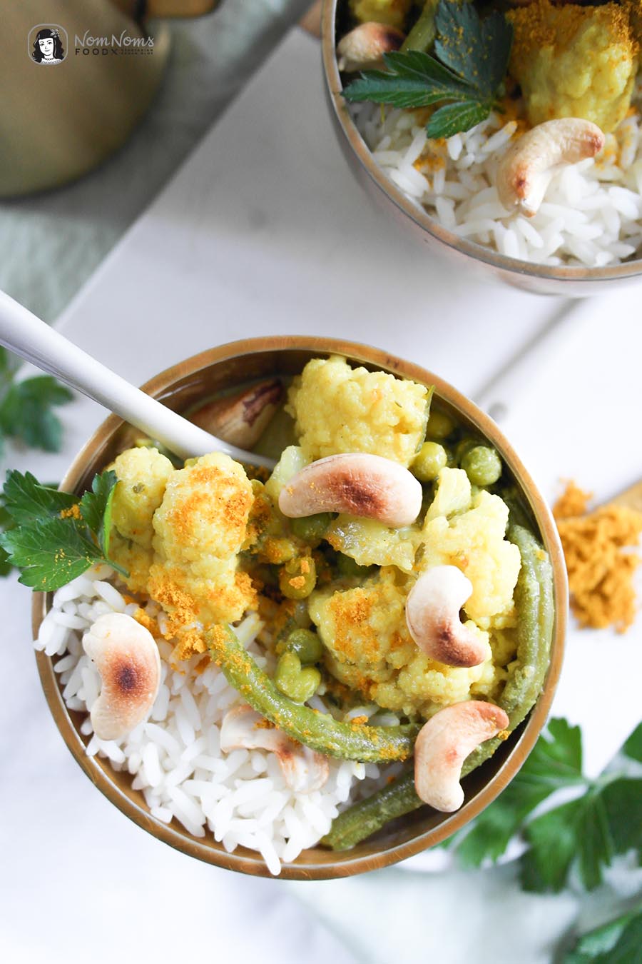 Veganuary Veganuar Veganes Blumenkohl-Curry mit Erbsen und grünen Bohnen