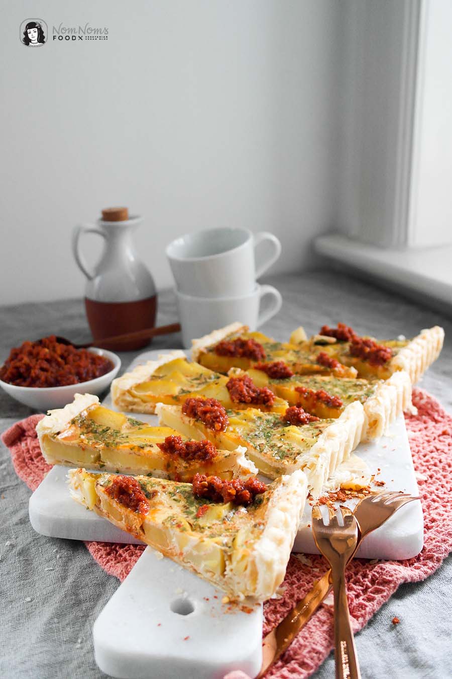 Kartoffel-Harissa-Tarte mit Harissa-Tomaten-Dip Regenbogen auf dem Tisch
