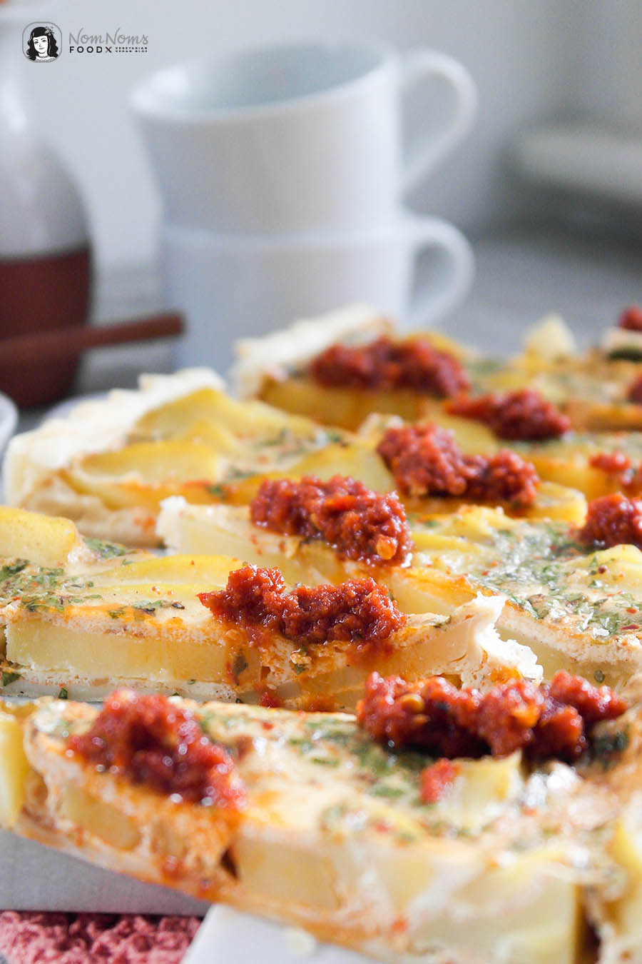 Kartoffel-Harissa-Tarte mit Harissa-Tomaten-Dip Regenbogen auf dem Tisch