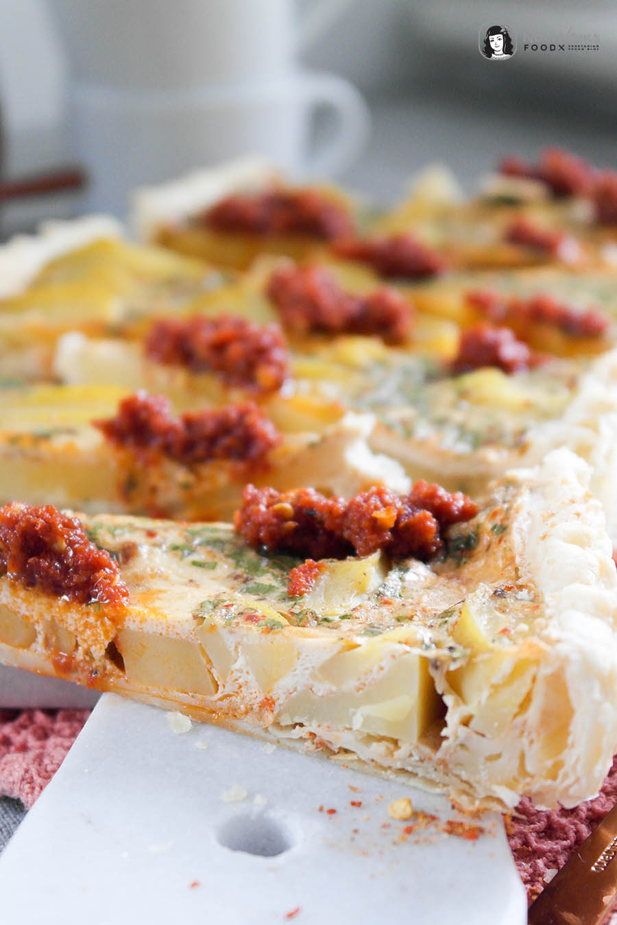 Kartoffel-Harissa-Tarte mit Harissa-Tomaten-Dip Regenbogen auf dem Tisch