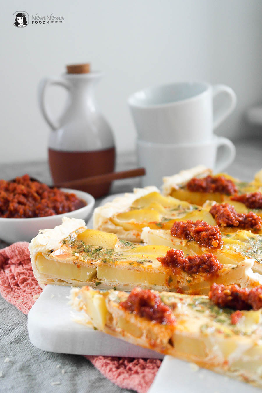 Kartoffel-Harissa-Tarte mit Harissa-Tomaten-Dip Regenbogen auf dem Tisch
