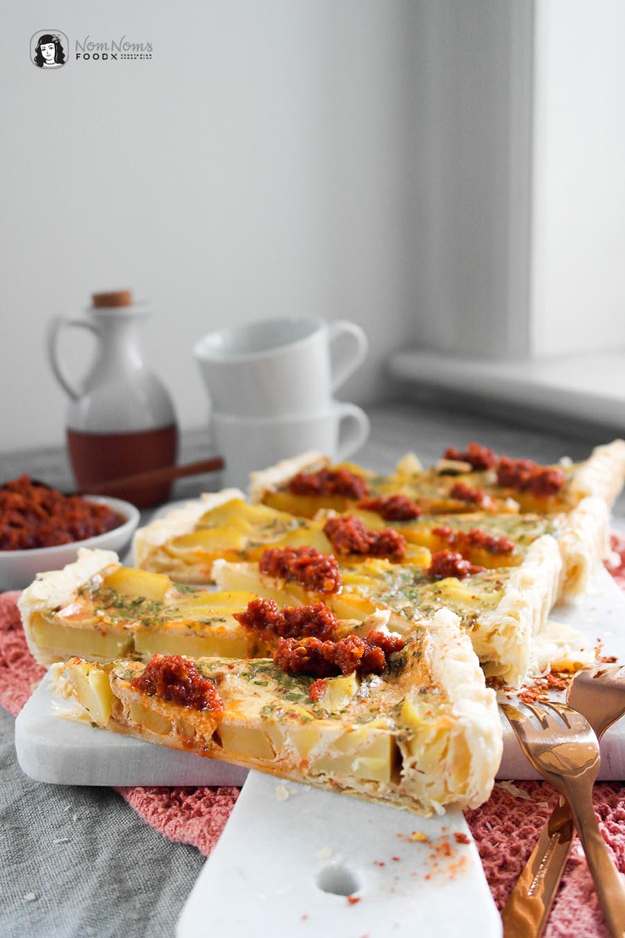 Kartoffel-Harissa-Tarte mit Harissa-Tomaten-Dip Regenbogen auf dem Tisch