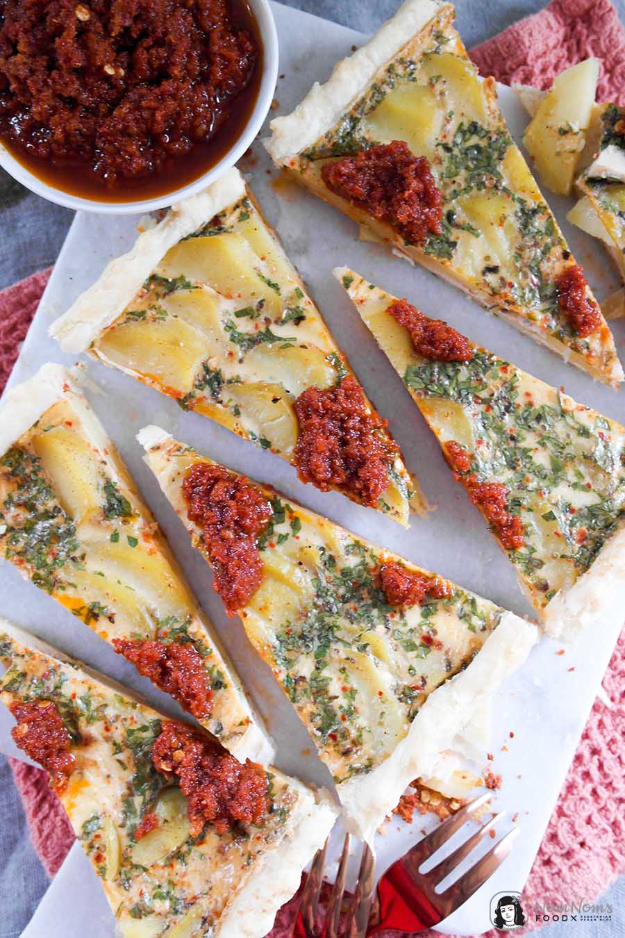 Kartoffel-Harissa-Tarte mit Harissa-Tomaten-Dip Regenbogen auf dem Tisch