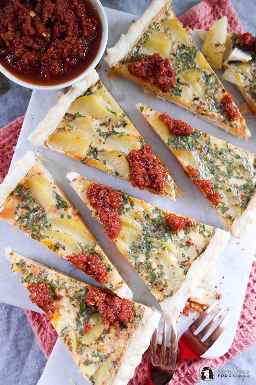 Kartoffel-Harissa-Tarte mit Harissa-Tomaten-Dip Regenbogen auf dem Tisch