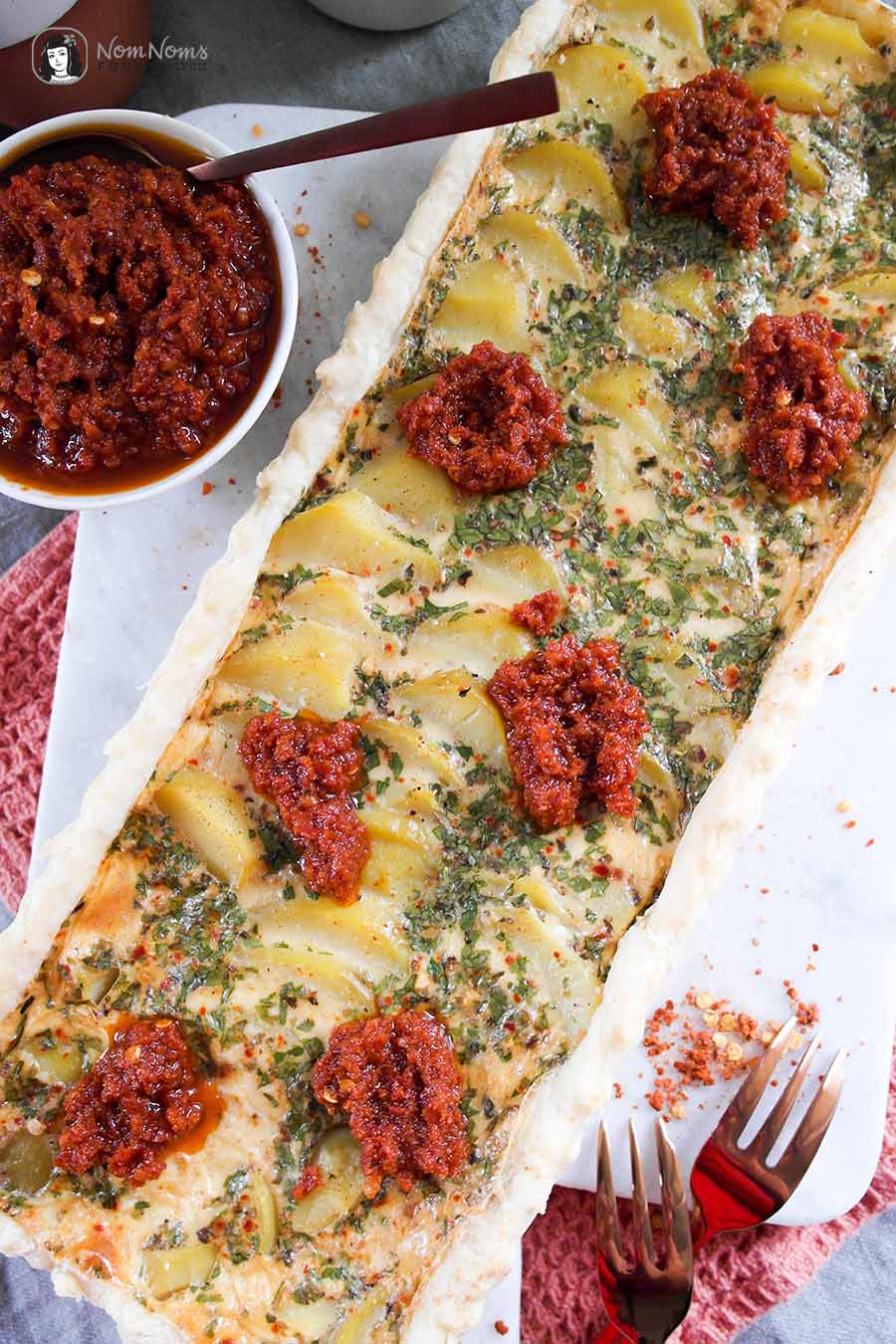 Kartoffel-Harissa-Tarte mit Harissa-Tomaten-Dip Regenbogen auf dem Tisch