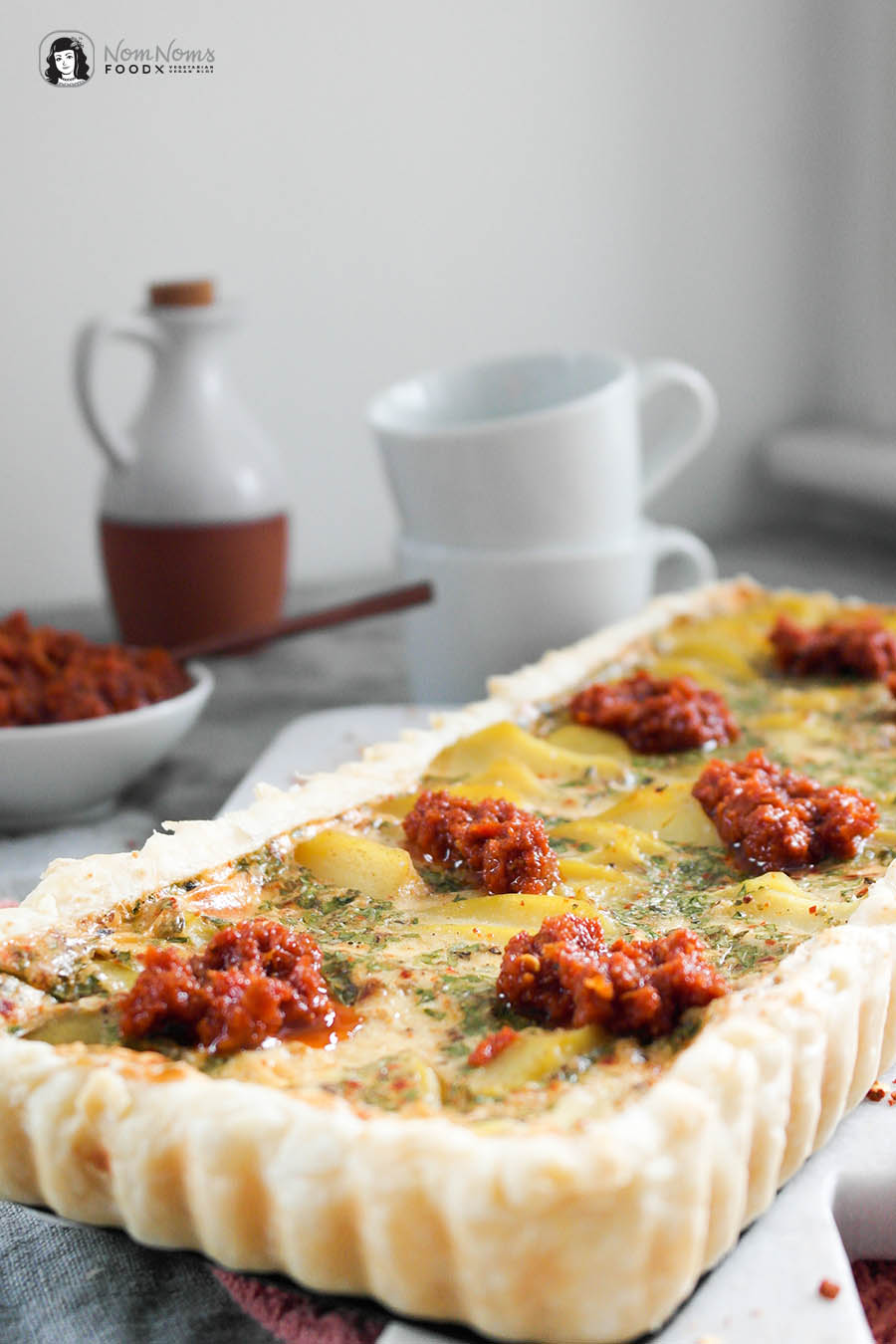 Kartoffel-Harissa-Tarte mit Harissa-Tomaten-Dip Regenbogen auf dem Tisch