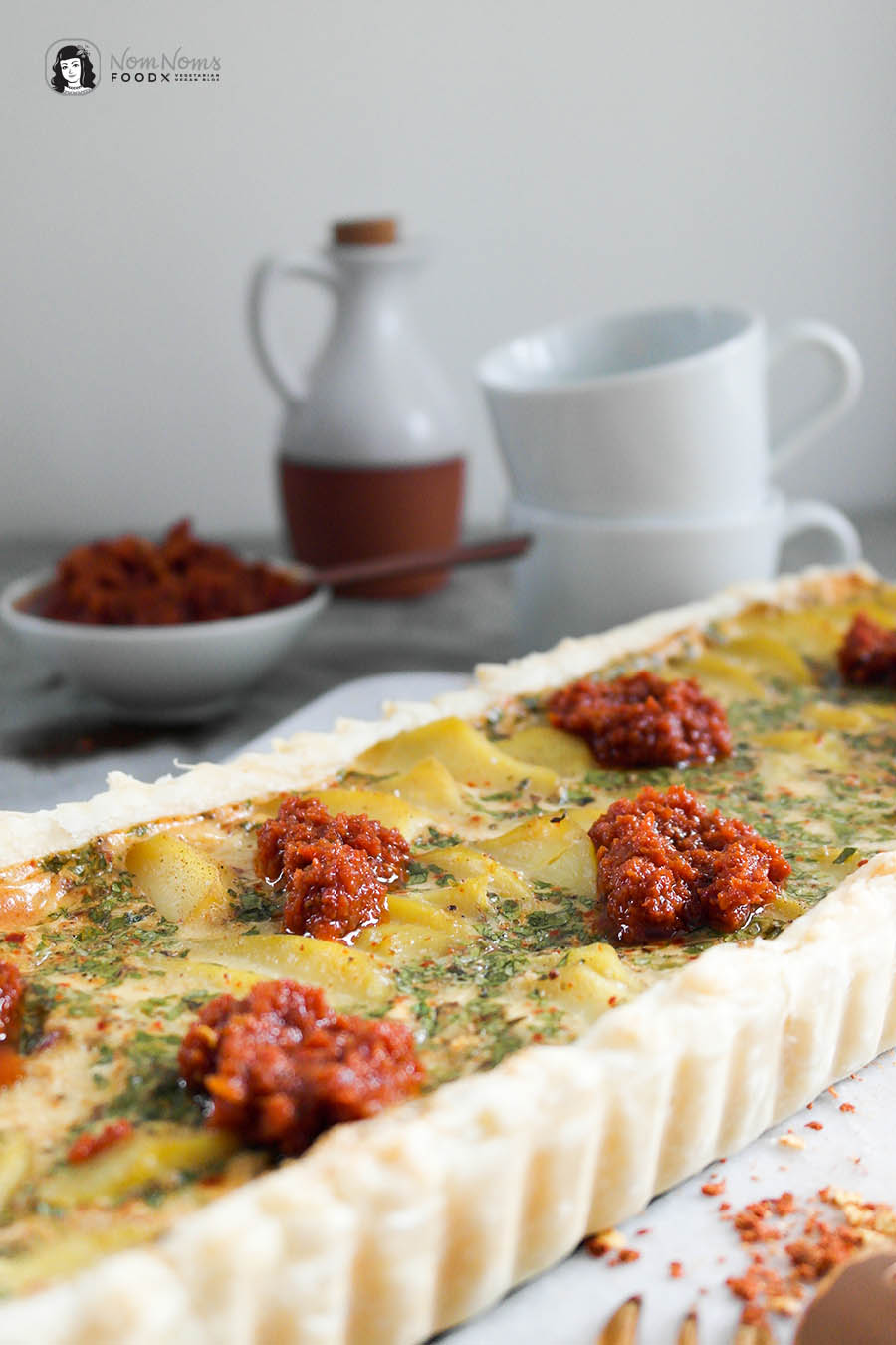 Kartoffel-Harissa-Tarte mit Harissa-Tomaten-Dip Regenbogen auf dem Tisch