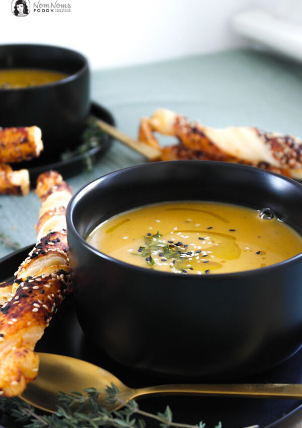 Cremige Süßkartoffel-Suppe mit Thymian und Blätterteig-Knusperstangen (vegan) ❤