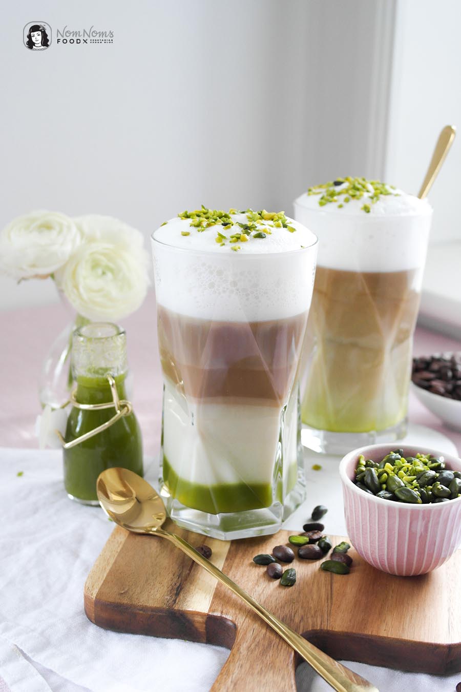 Kokos Pistazien Latte Macchiato mit selbst gemachtem Pistazien-Sirup vegan