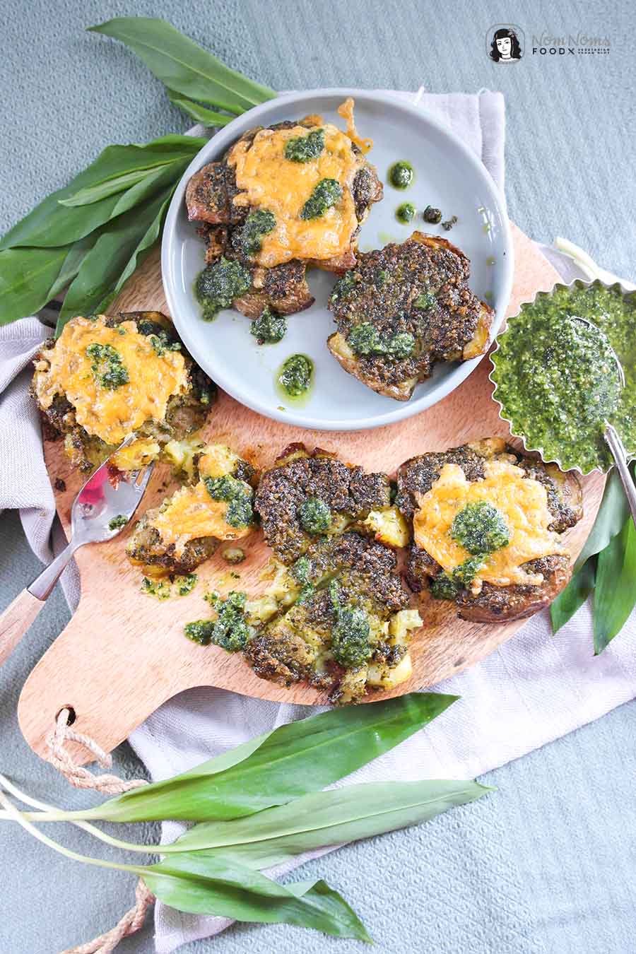 Frühlingshafte einfache Quetschkartoffeln mit Bärlauch-Pesto und Käse Smashed Potatoes mit Bärlauch-Pesto