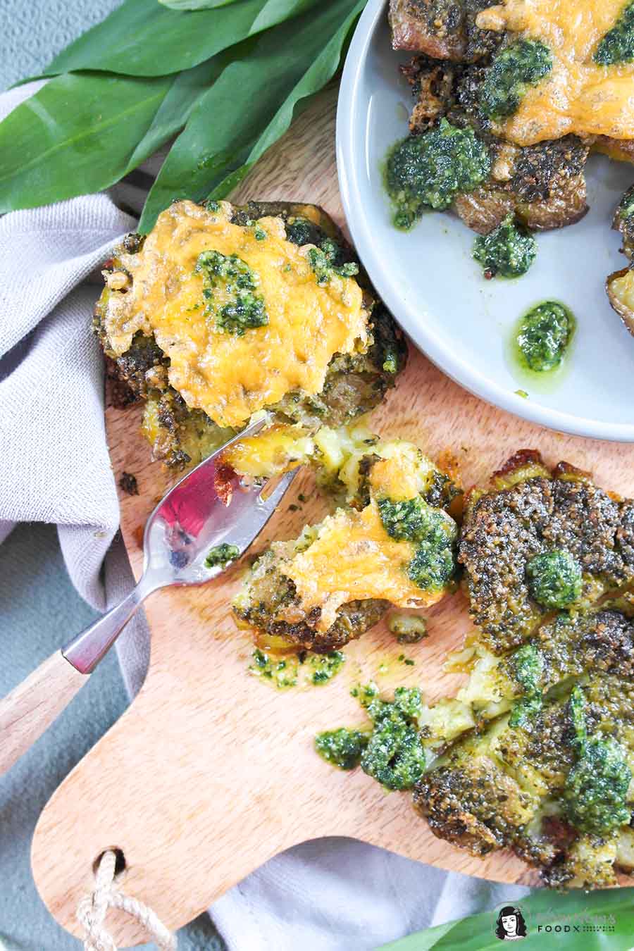 Frühlingshafte einfache Quetschkartoffeln mit Bärlauch-Pesto und Käse Smashed Potatoes mit Bärlauch-Pesto